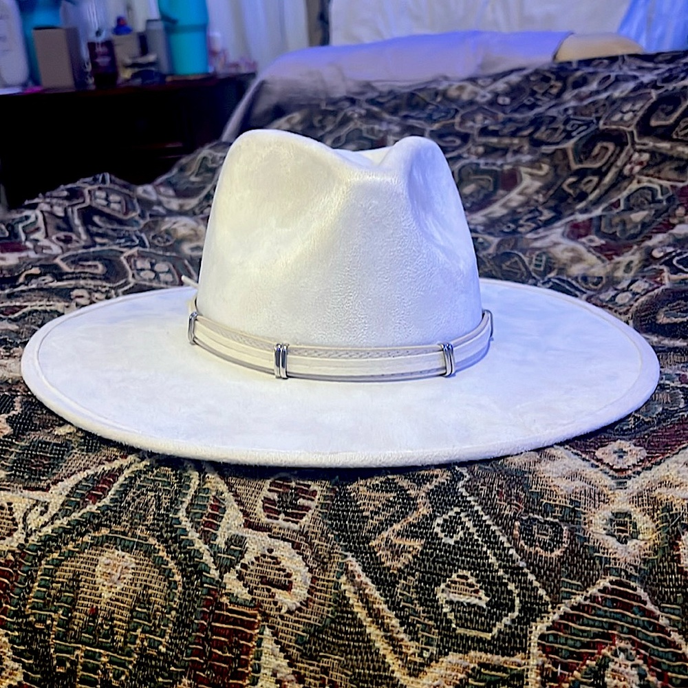 Just a standard white flat hat for medium to small headed people.